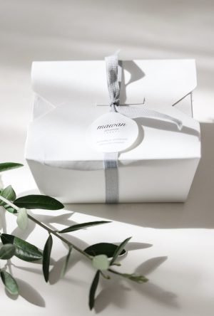 CAJA DE REGALO CON 1 FRAGANCIAS x 110cc Y 1 PACK DE PERLAS DE ARCILLA PERFUMADA